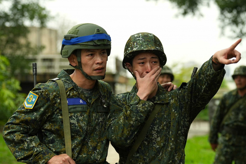 林亭翰（左）因弟兄努力不懈精神而感動落淚。（圖／台視提供）