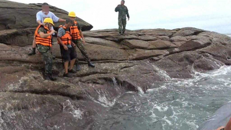 北碇駐軍除立即派員救援，並通報海巡隊派艇協助，巡防艇於17時許順利自北碇礁石區接駁遇險漁民並送回復國墩漁港。（圖／翻攝畫面）