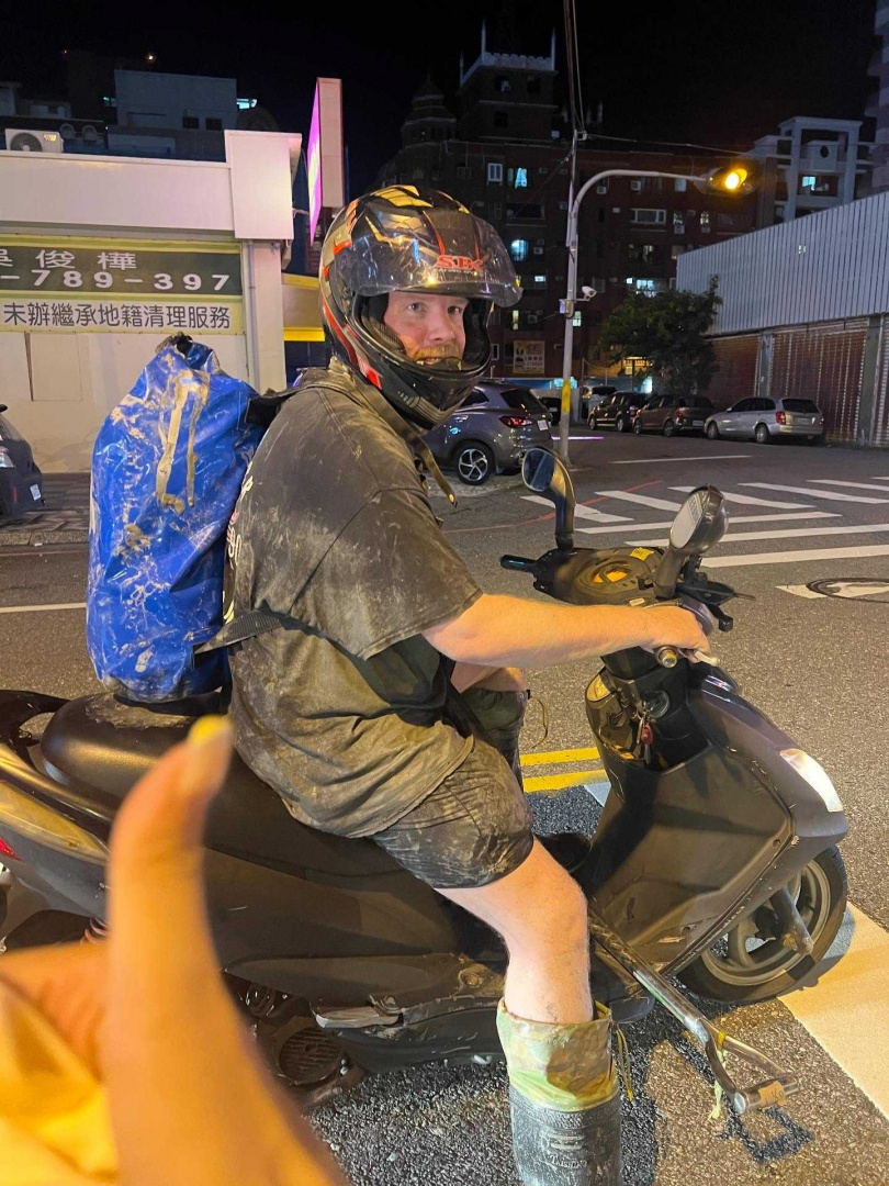 外國人幫助花蓮救災。（圖／翻攝Threads／＠eggegg2994）