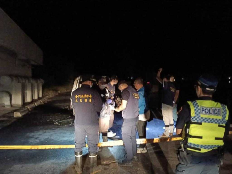 金門金湖水庫旁空地火燒車輛內有1具焦屍，已被燒得面目全非，警方於現場採集相關事證，以釐清焦屍身分及火燒車原因。(圖／民眾提供)