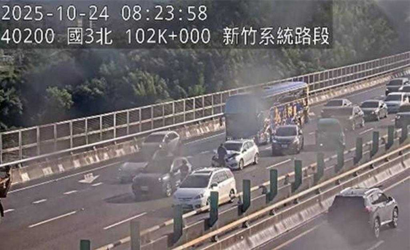 今8時22分國3南向102公里發生2小客車追撞事故佔用中內線車道,造成回堵2公里。(圖/高公局提供)