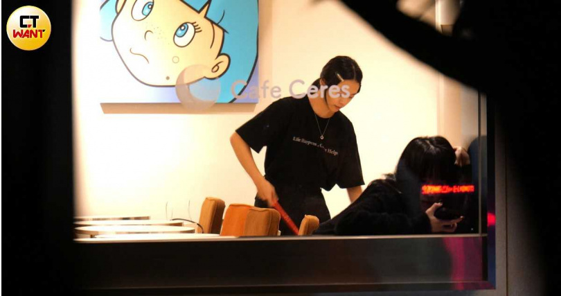 收班時間，許莉廷處理店內清潔不馬虎。（圖／本刊攝影組）