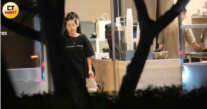 許莉廷收工下班離開咖啡廳。（圖／本刊攝影組）