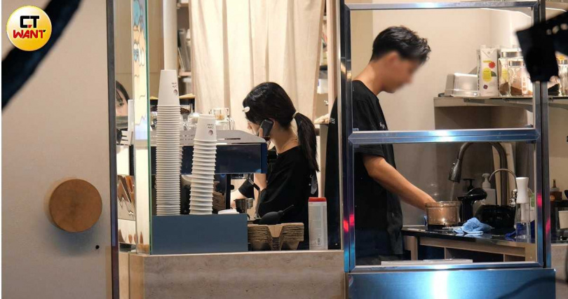 許莉廷在咖啡廳櫃台內認真工作，時而備餐，時而忙碌接著電話處理事務。（圖／本刊攝影組）