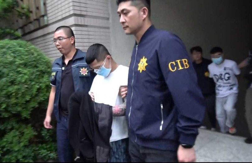 刑事局偵查第三大隊日前接獲線報,逮獲前往領取包裹的竹聯幫天龍堂成員蘇姓男子。(圖/翻攝畫面)