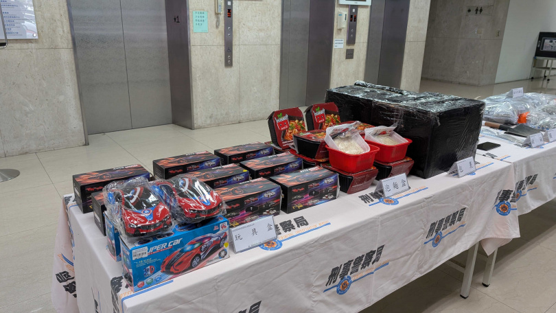 警方查扣6公斤餘重的大麻包裹。(圖/翻攝畫面)