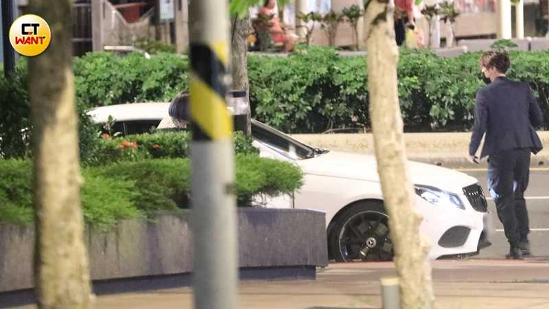 郭鬼鬼熟門熟路地坐進西裝男的賓士車。（圖／本刊攝影組）