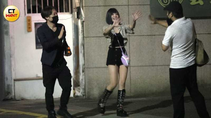 郭鬼鬼和西裝男向友人揮手打招呼後一同離開。（圖／本刊攝影組）