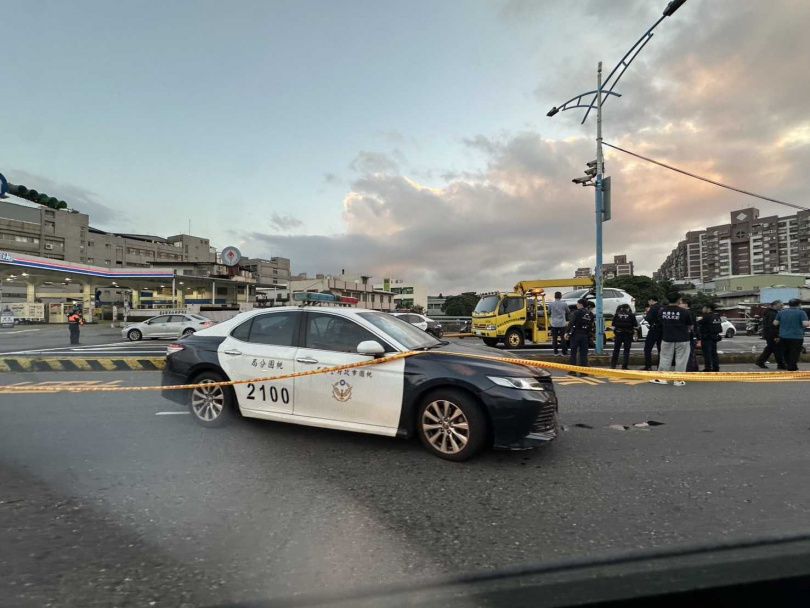 桃園一名女子違規迴轉拒絕盤查,竟二度衝撞警方遭警方開槍圍捕制伏。(圖/民眾提供)