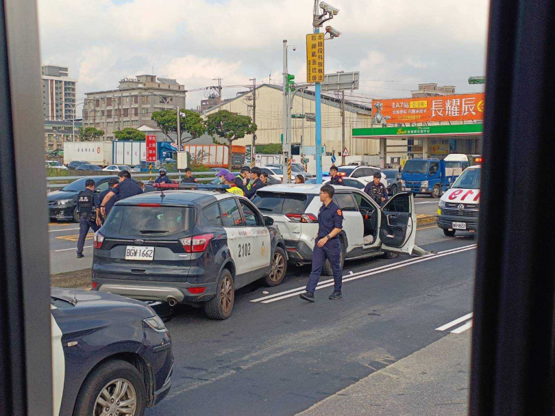 桃園一名女子違規迴轉拒絕盤查,竟二度衝撞警方遭警方開槍圍捕制伏。(圖/民眾提供)