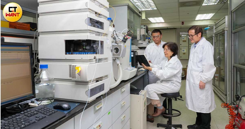 藥華藥向美國FDA申請Ropeg新適應症「原發性血小板過多症（ET）」，目標2026上半年取證。圖左起為執行長林國鐘、董事長詹青柳、總經理黃正谷。（圖／CTWANT資料照）