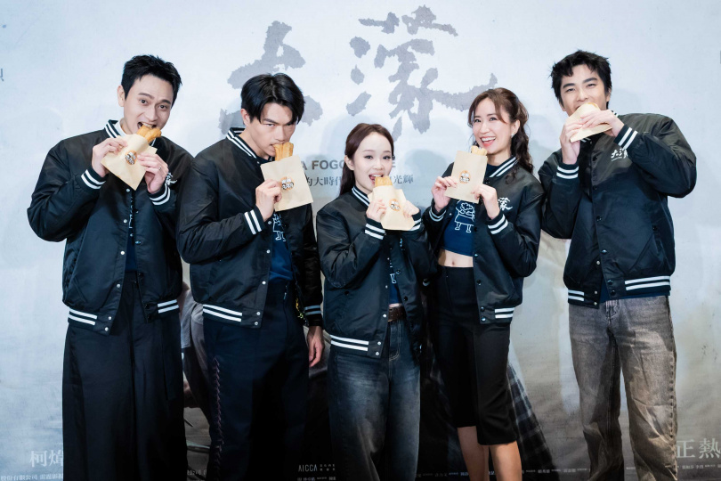 《大濛》油條合影場消息曝光後，隨即在網路掀起搶票旋風，電影熱度持續發酵。（左起 演員劉冠廷、柯煒林、方郁婷、9m88、曾敬驊）（圖／華文創提供）