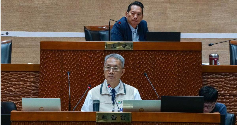 人文國中小家長控訴宜蘭縣代理縣長林茂盛(前)在宜縣府秘書長任期間曾就保留人文中學「公辦民營」走向具體承諾卻開了張「芭樂票」,縣府教育處則澄清林茂盛不曾有此發言,形同羅生門。後為宜蘭縣議長張勝德。(圖/報系資料照)