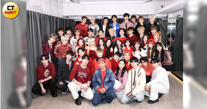 踢帕娛樂舉辦新春媒體聯訪,旗下男團FEniX、VERA、Saturnday、ARKis、F.F.O 以及《大學聲》成員全員到齊。(圖/常朝貴攝)