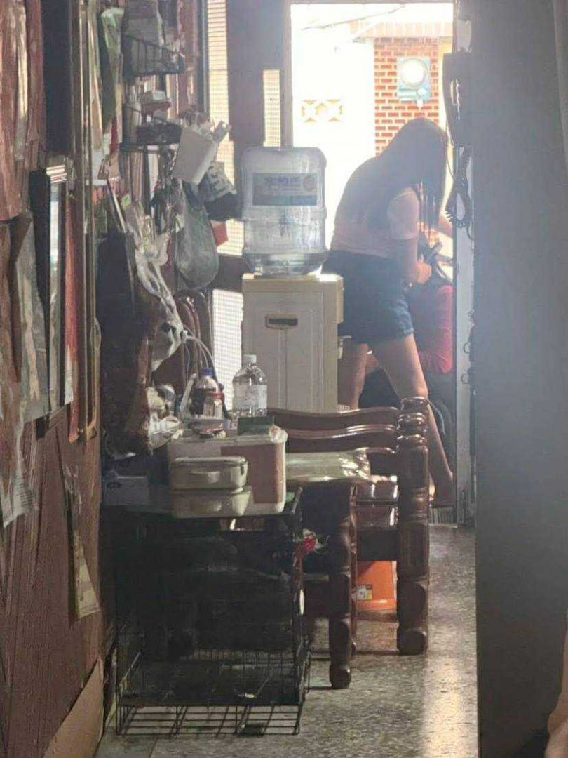 A小姐指出，阿雅當看護期間已有多次狀況，甚至未經雇主同意，找朋友在雇主家中大做美髮。（圖／民眾提供）