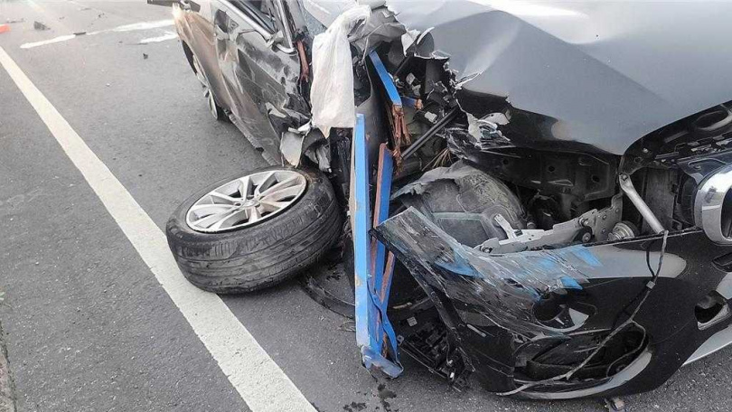 黑色BMW超車釀斷頭式車禍。（圖／翻攝畫面）