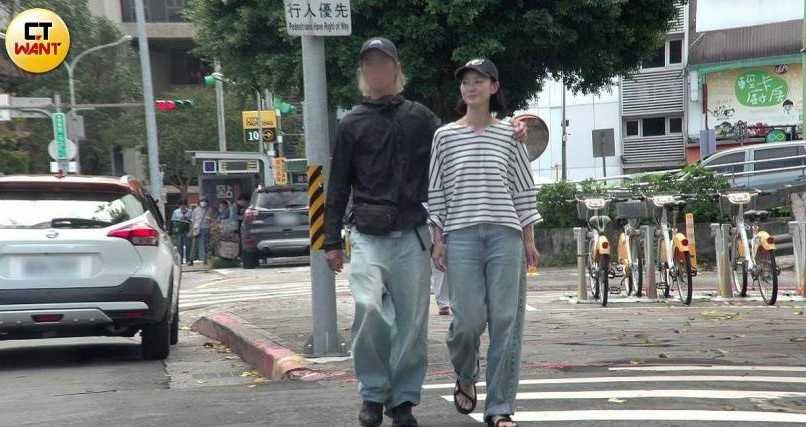 去年本刊曾直擊鍾瑶與攝影師男友勾手搭肩走外出用餐。(圖/本刊攝影組)