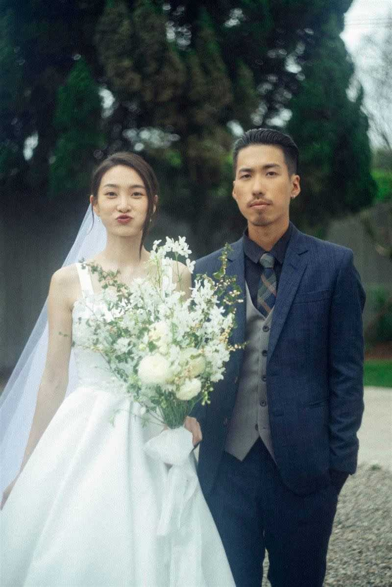 李亦捷於2023年與交往近7年的攝影師男友曾崴榆登記結婚。(圖/翻攝自臉書)