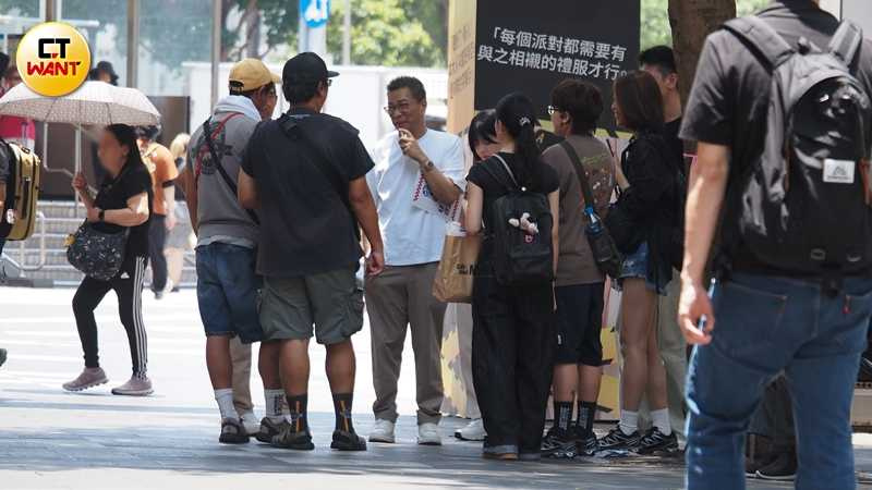 沈玉琳被本刊直擊竟在西門町捷運站6號出口附近的陰涼處,3度抽加熱菸,身旁還圍著一群工作人員。(圖/本刊攝影組)