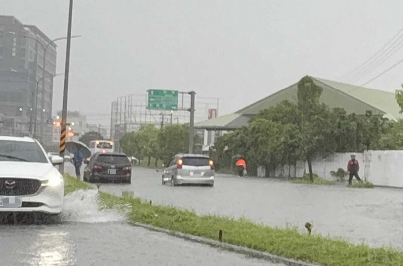 竹北市環北路二段6月26日淹水,車輛拋錨路中。(圖片提供/新竹縣政府)