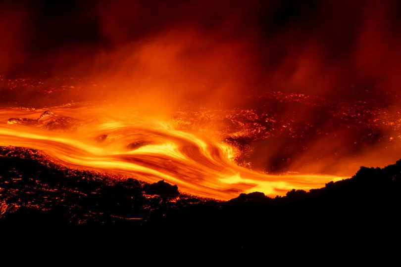 埃特納火山夜間熔岩噴發景象壯觀,近期吸引大批遊客前往,也讓安全風險受到關注。