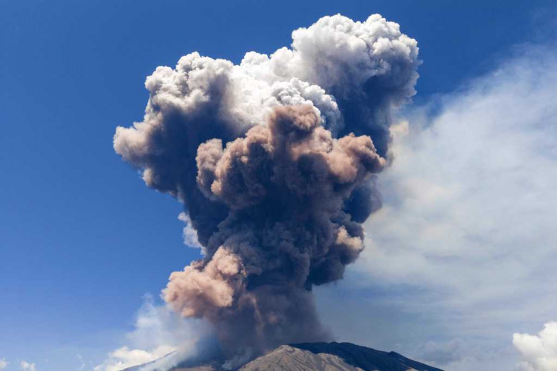 埃特納火山近期大量噴出火山灰,鄰近卡塔尼亞國際機場航班也受到影響。