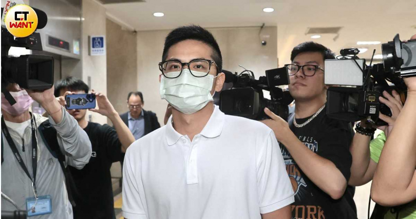 三立前副總龔美富之子龔益霆涉嫌性侵女藝人遭起訴,今日至台北地院出庭,庭訊後面對媒體提問不發一語。(圖/黃耀徵攝)