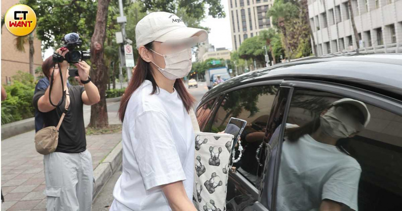 女藝人早龔益霆一步搭車離開,否則會與他相路相逢。(圖/黃耀徵攝)