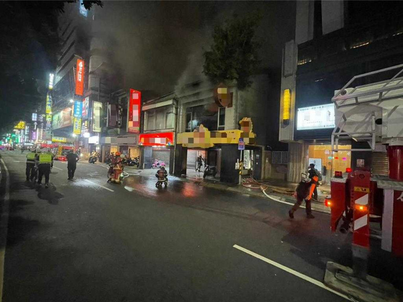 消防人員晚間8時36分控制1樓火勢,後續完成滅火及殘火處理。(圖/警方提供)