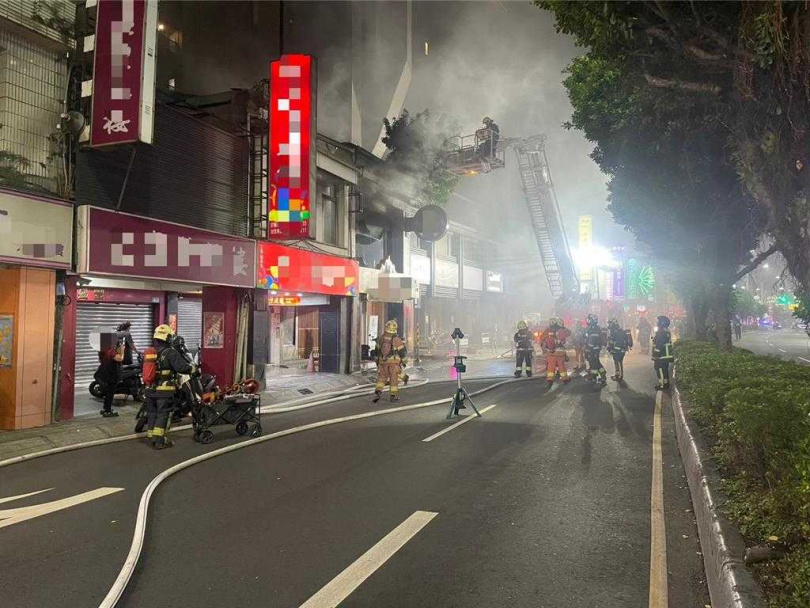 警消趕抵現場布設水線灌救,並封鎖重新路二段部分路段進行救援。(圖/警方提供)