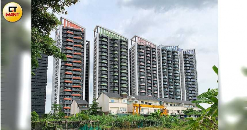 雄崗建設5年前推出「巴黎行旅」建案時,吸引數百人簽約購買。(圖/黃威彬攝)