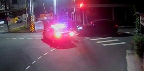 王宥忻酒後駕駛保時捷直接停在路口，警獲報到場並將其移送法辦。（圖／翻攝畫面）