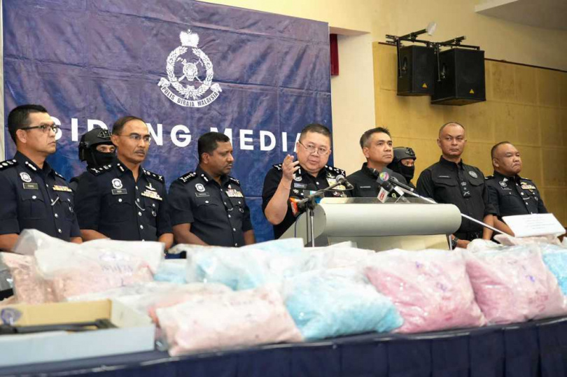 大馬警方查獲大批毒品槍支彈藥案。（圖／翻攝自Polis Selangor臉書）