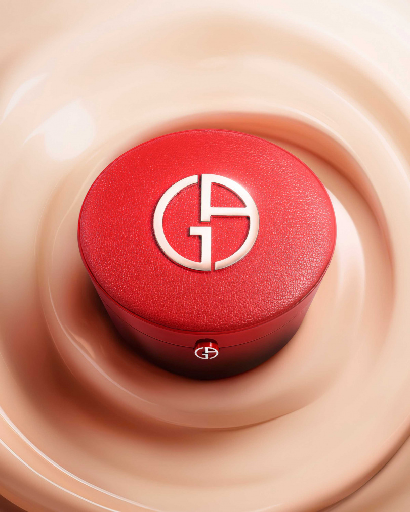 Armani beauty奢華絲絨訂製唇萃 25 周年限定版/1,600元 Armani beauty完美絲絨持久氣墊粉餅 25 周年限定版/3,500元（圖／品牌提供）