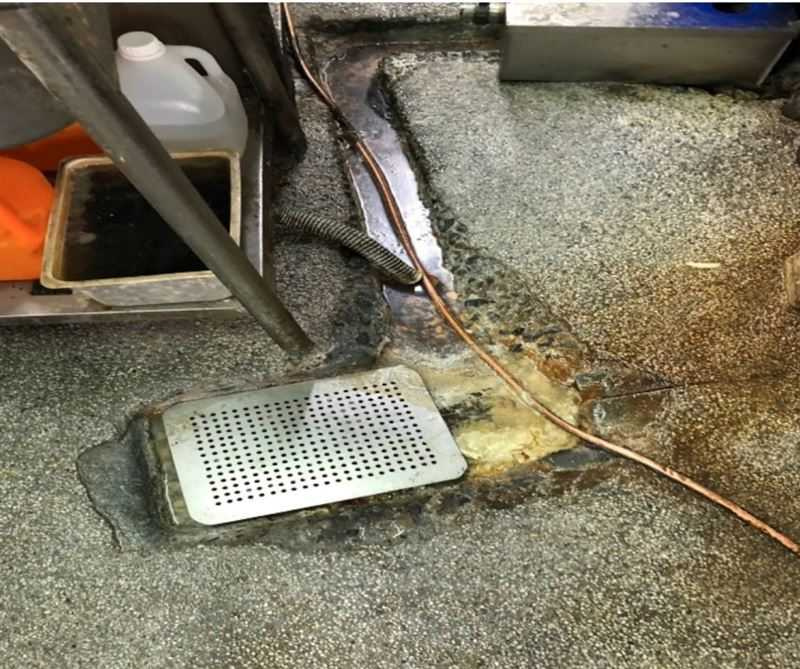 北市衛生局也依食品良好衛生規範準則進行稽查，查有排水口不潔缺失。（圖／北市衛生局提供）