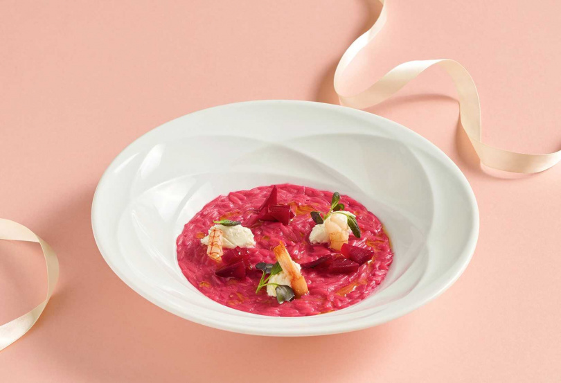 GMT義大利餐廳「星夜饗愛」情人餐的麵食料理選用甜菜根將義大利米型麵染上玫瑰紅,象徵浪漫愛情。(圖/台北美福大飯店提供)