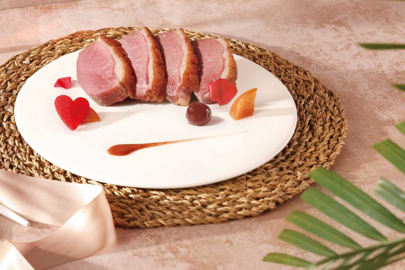 夏慕尼南法雙人海陸盛宴雙主餐之一「白蘭地鴨胸」。(圖/王品集團提供)