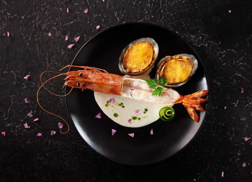 3/2前到王品牛排消費2客套餐,出示官網活動畫面或拍照於社群分享,即款待「海大蝦佐嫩煎鮑魚」1份。(圖/王品集團提供)