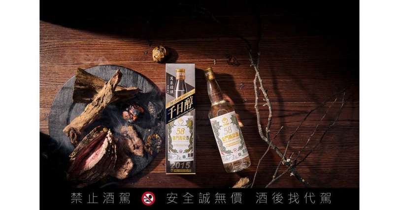 「58金高千日醇－萬象煙燻風味」匯聚多種煙燻風味層次，每一特殊批次開瓶後各自綻放不同的煙燻香氣（圖／黑松提供）。