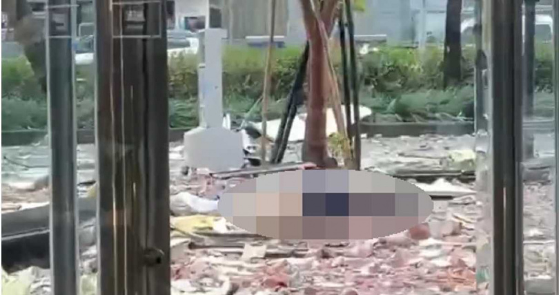 台中新光三越驚傳氣爆，有民眾當場被炸飛。（圖／翻攝自Threads）