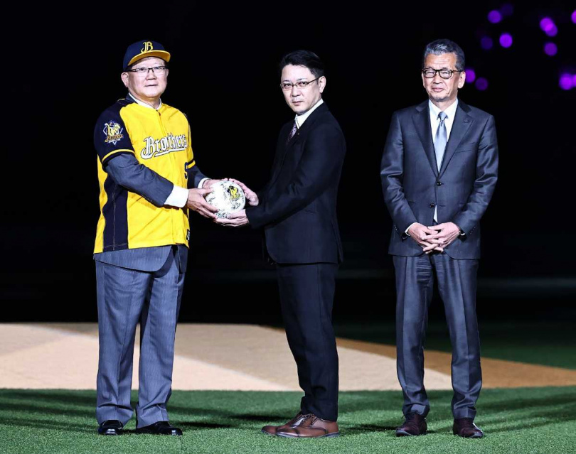 中信育樂董事長陳國恩回贈中信兄弟全隊簽名大球。（圖／中信兄弟提供）