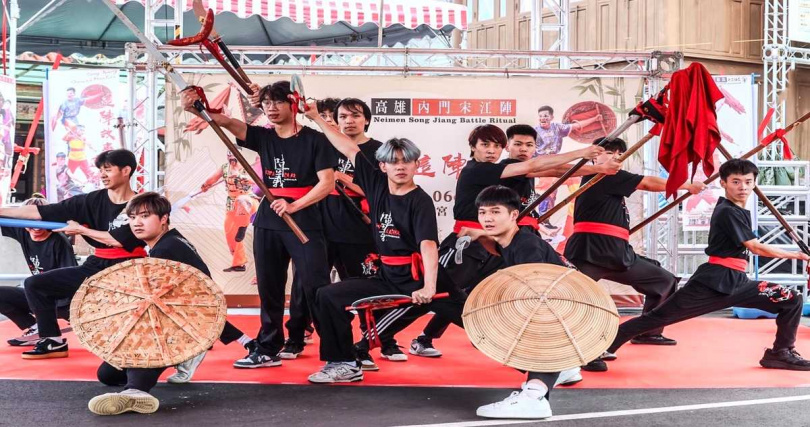 龍華科技大學帶來精湛創意宋江陣表演。(圖/高雄市觀光局提供)