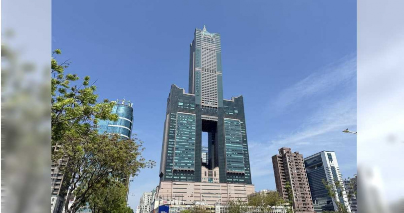 高雄苓雅區85大樓20日上午發生6名工人觸電意外，高市府消防局、勞工局、工務局等單位介入調查。（圖／中國時報紀爰攝）