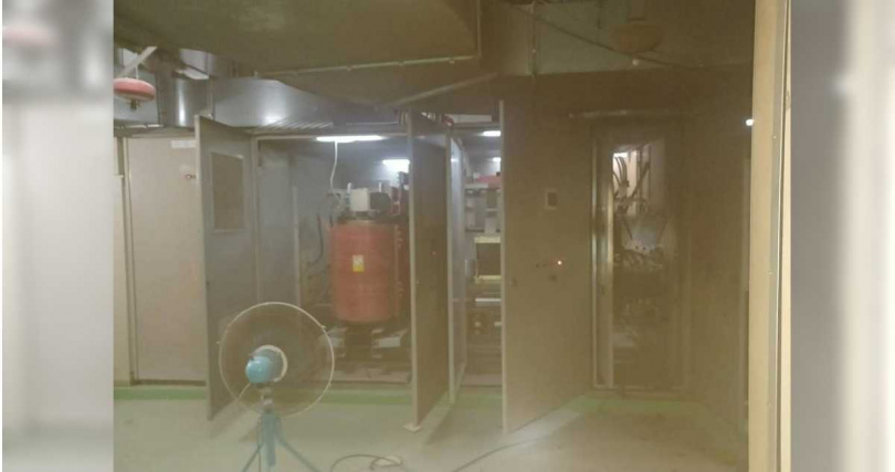 據了解，85大樓71樓餐廳目前正在做改裝，施工單位20日上午施作新設分盤迴路時，造成短路出現電弧灼傷，後續由機電人員將自備分路盤前開關切離。（圖／民眾提供／中國時報紀爰高雄傳真）