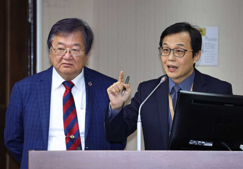 立委王育敏今天指出，我國去年進口美豬7千多公噸，2023年更高達1.6萬噸，但市面上完全看不到美豬的蹤跡。衛生福利部部長邱泰源（左）、食藥署署長姜至剛（右）、農業部次長杜文珍、行政院經貿談判辦公室副總談判代表顏慧欣、行政院食品安全辦公室主任針對「美豬、美牛進口零關稅且如何保障國人食品安全及農民權益」進行專題報告，並備質詢。（圖／中國時報劉宗龍攝）