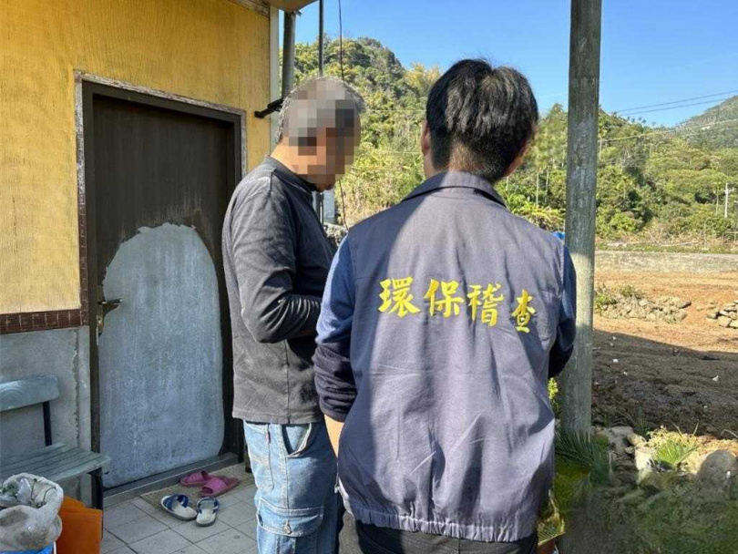 果農遭檢舉使用生雞糞施肥，空氣瀰漫惡臭，南投縣環保局獲報通知農民限期改善並加強宣導。（圖／南投縣政府提供）