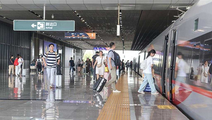 陸五一假期預計全境人流量逾14億人次高速日均6200萬輛。（圖／央視）