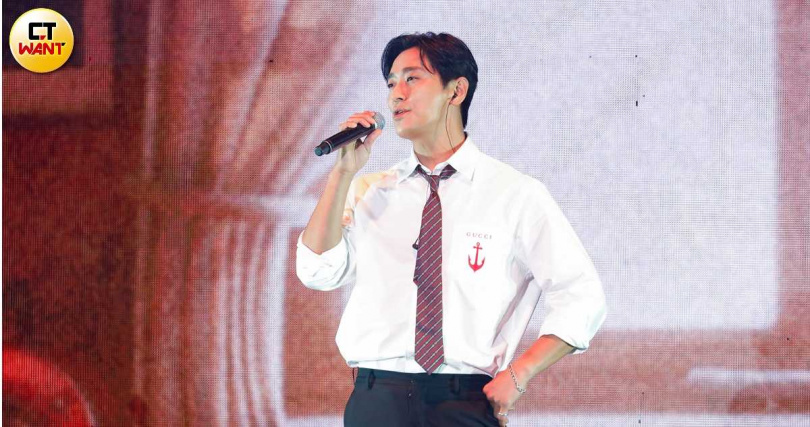 朱智勛演唱李笛的〈Laundry〉開場，他直呼好累，坦言在大家面前唱歌很害羞。（圖／林士傑攝）