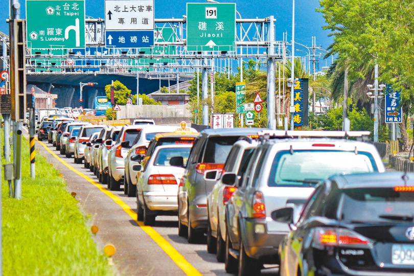 國道五號2006年通車後，雪山隧道每逢假日必塞車，也讓宜蘭在地居民疾呼鐵路優化高鐵方案必須加速辦理。（圖／報系資料照）
