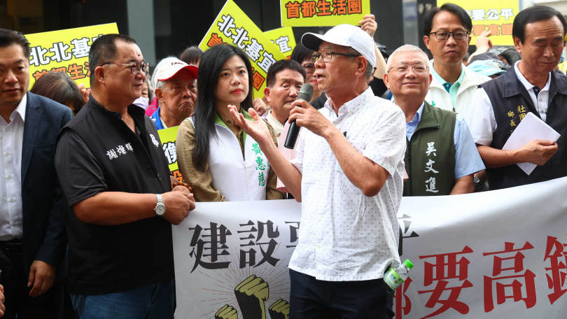 宜蘭縣議員陳文昌多次率眾到交通部前抗議，要求高鐵宜蘭方案不要再拖磨下去。（圖／翻攝自宜蘭縣議員陳文昌臉書）